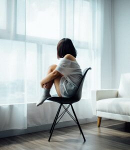Read more about the article Miedo A Relacionarse: Byron Katie Y Las Constelaciones Familiares